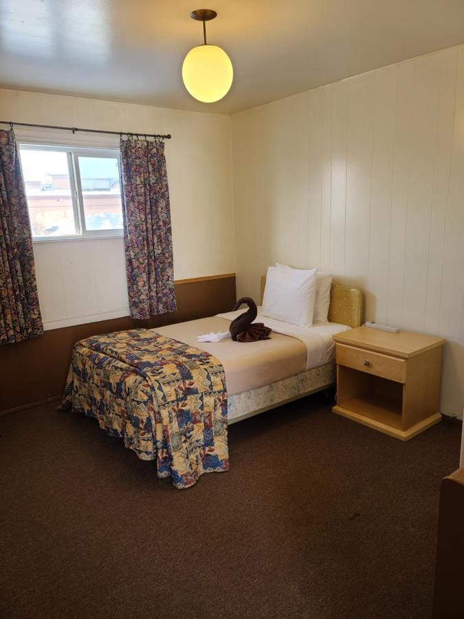 Midtown Motel On Alaska Ave Досон-Крик Экстерьер фото