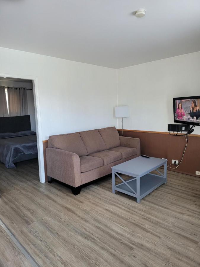 Midtown Motel On Alaska Ave Досон-Крик Экстерьер фото